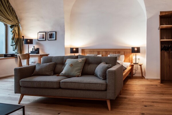 001 Sofa-2117x1256-600x400